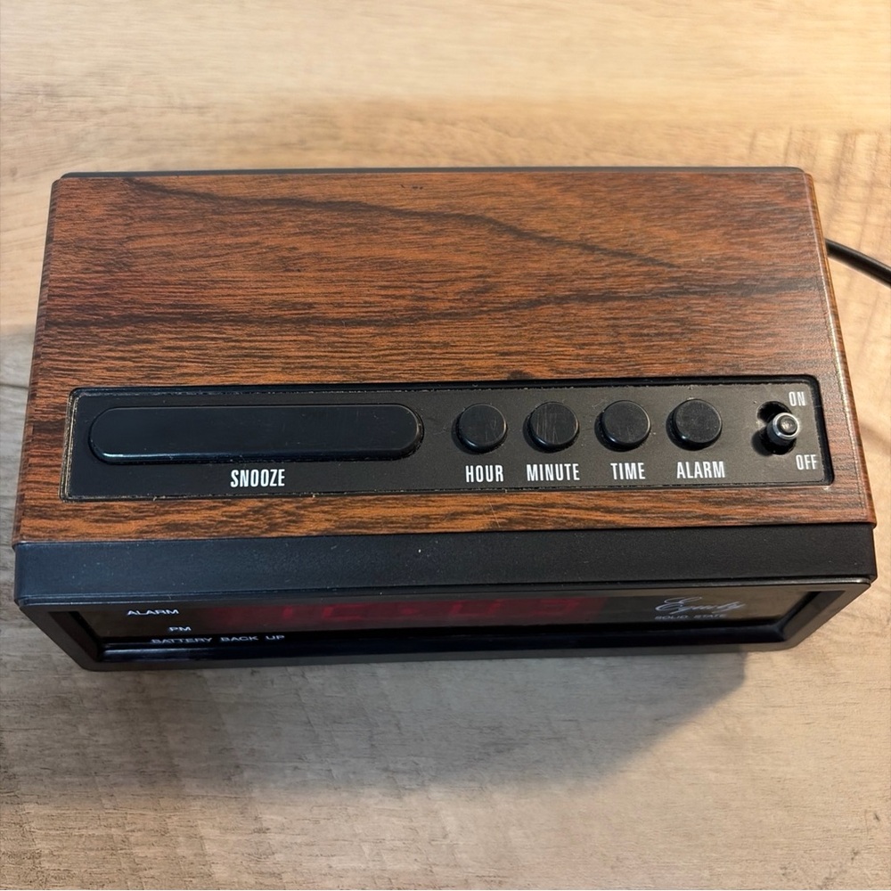 VTGEquity Solid State Alarm Clock Model 1016 Red Display Woodgrain *TestedWorks* - Picture 5 of 5